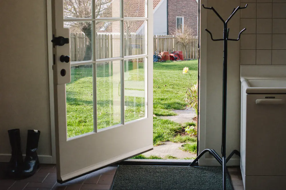 Nieuwe halfgeglaasde achterdeur in een wit kozijn aan de achterkant van een woning